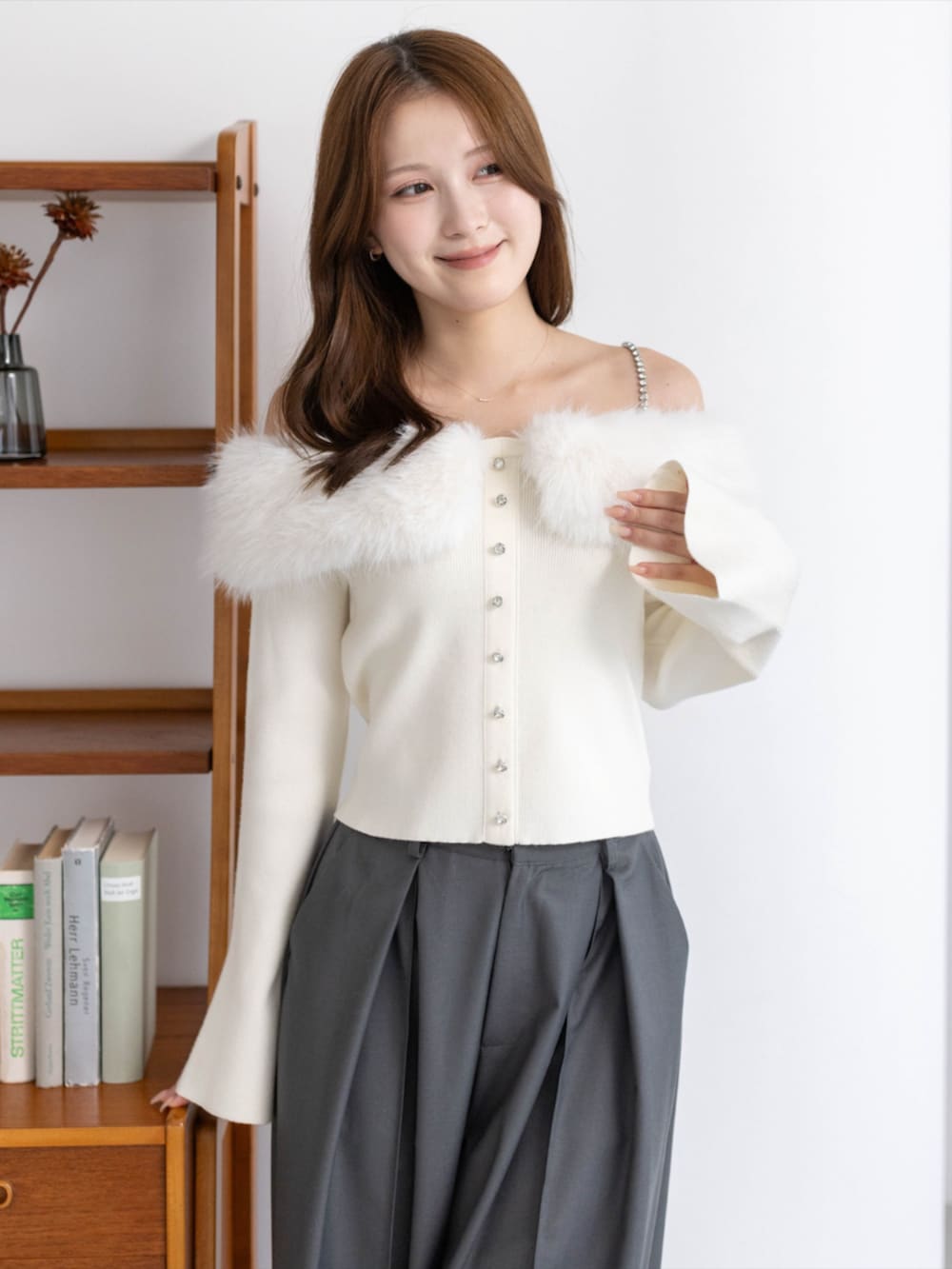ブラック系のブーツ、グレー系のその他パンツ、ホワイト系のニット/セーターを着用したレディースの秋コーディネートの5枚目の写真