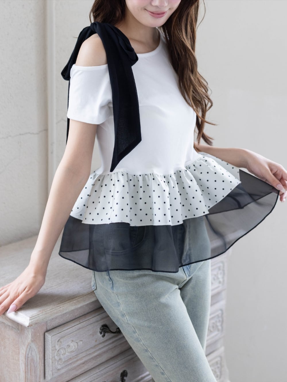 ブラック系のパンプス、ブルー系のデニムパンツ、ホワイト系のTシャツ/カットソーを着用したレディースの夏コーディネートの6枚目の写真