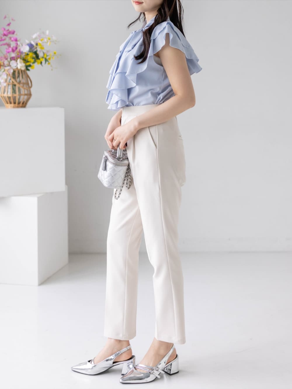 シルバー系のパンプス、ホワイト系のその他パンツ、ブルー系のシャツ/ブラウスを着用したレディースの夏コーディネートの3枚目の写真