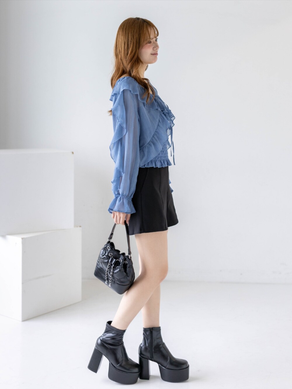 ブラック系のその他パンツ、ブラック系のハンドバッグ、グレー系のシャツ/ブラウスを着用したレディースの夏コーディネートの4枚目の写真