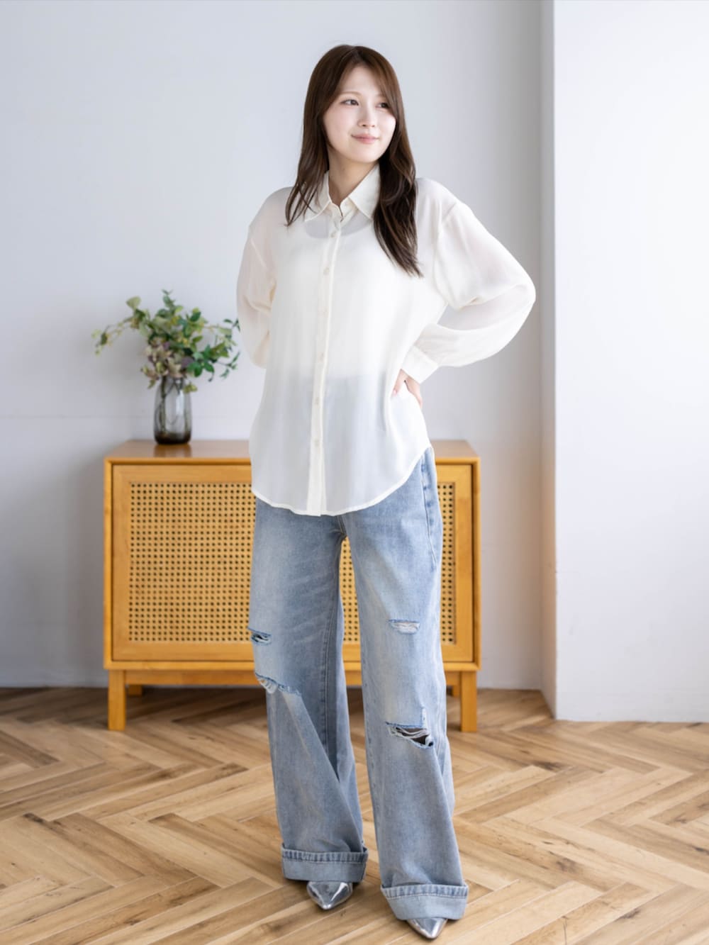 シルバー系のパンプス、ブルー系のデニムパンツ、ホワイト系のシャツ/ブラウスを着用したレディースの夏コーディネートの3枚目の写真