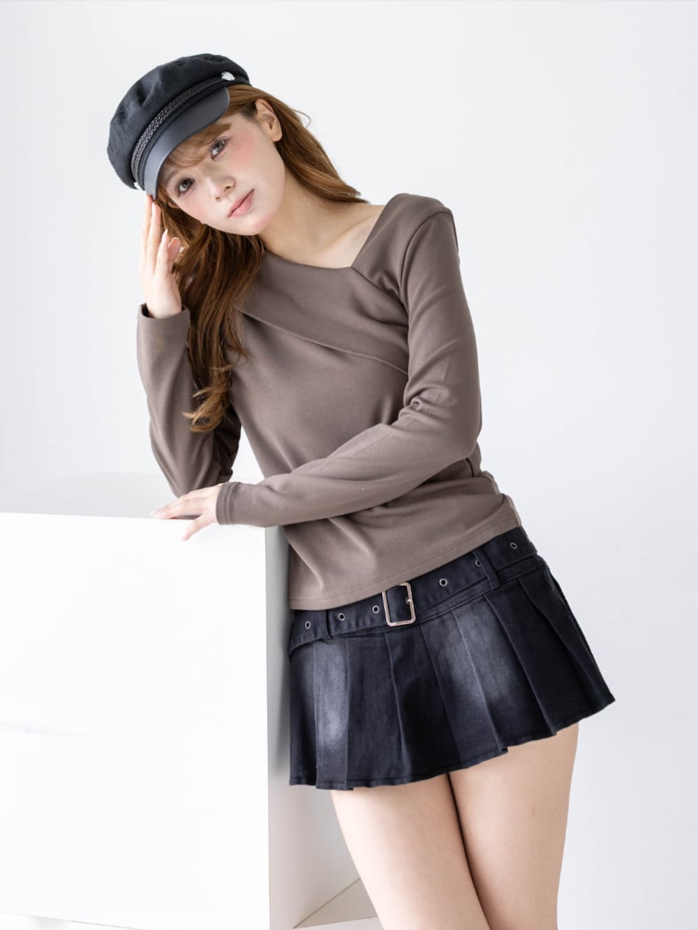ブラック系のスカート、ブラック系のブーツ、ブラウン系のTシャツ/カットソーを着用したレディースの秋コーディネートの3枚目の写真