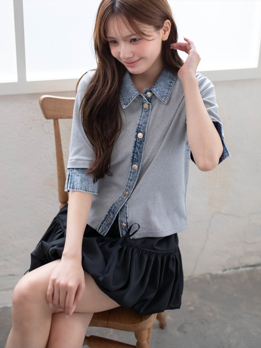 ブラック系のブーツ、ブラック系のスカート、グレー系のTシャツ/カットソーを着用したレディースの春コーディネートの3枚目の写真
