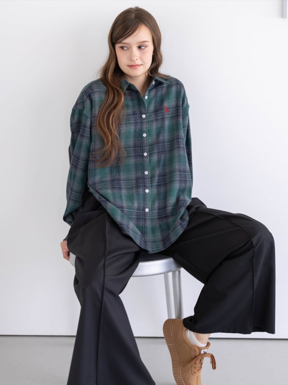 ブラック系のその他パンツ、イエロー系のスニーカー、グリーン系のシャツ/ブラウスを着用したレディースの秋コーディネートの5枚目の写真