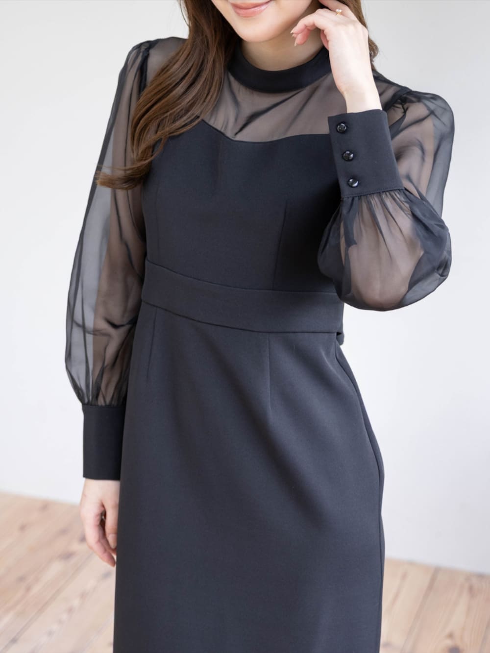 ブラック系のパンプス、ブラック系のワンピースを着用したレディースの春コーディネートの3枚目の写真