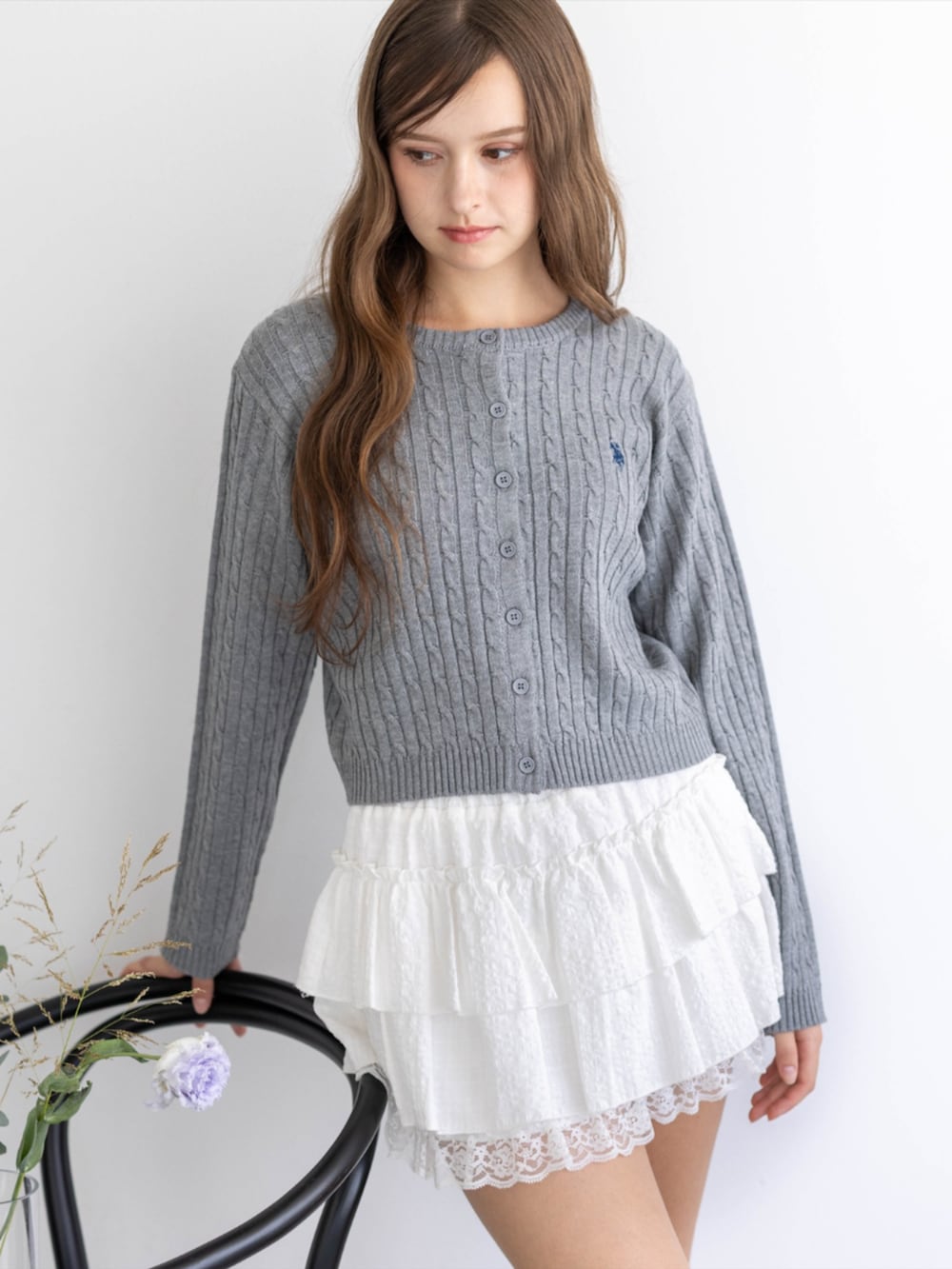 レッド系のパンプス、グレー系のカーディガン/ボレロ、ホワイト系のスカートを着用したレディースの秋コーディネートの8枚目の写真