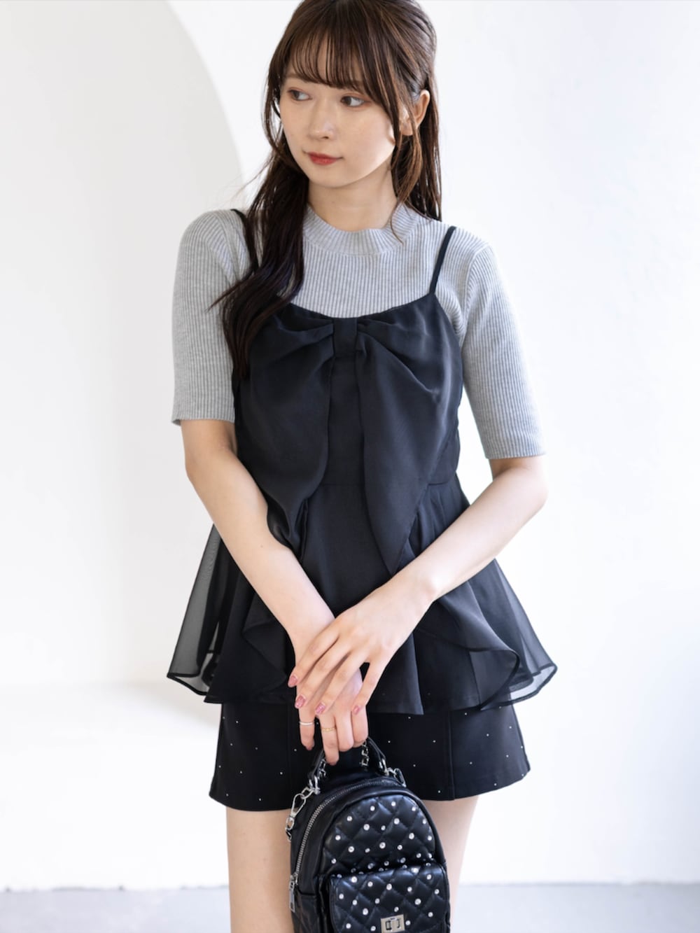グレー系のニット/セーター、ブラック系のサンダル、ブラック系のその他パンツを着用したレディースの夏コーディネートの7枚目の写真