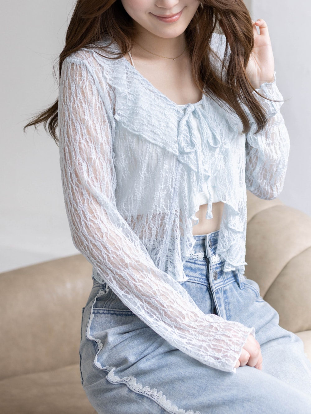 ホワイト系のパンプス、ブルー系のTシャツ/カットソー、ブルー系のデニムパンツを着用したレディースの春コーディネートの6枚目の写真