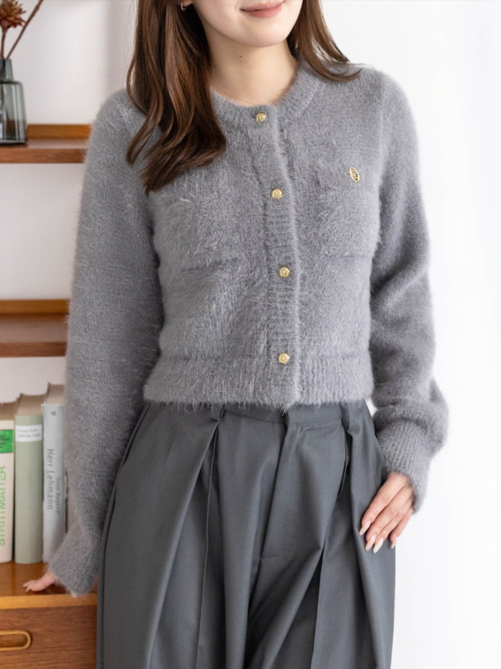 ブラック系のブーツ、グレー系のその他パンツ、グレー系のニット/セーターを着用したレディースの秋コーディネートの3枚目の写真