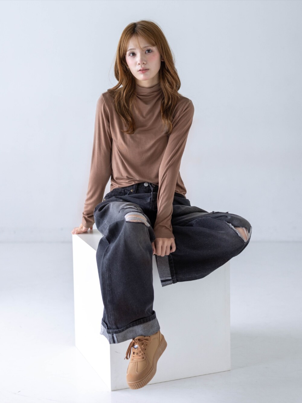 ブラック系のデニムパンツ、ブラウン系のTシャツ/カットソー、イエロー系のスニーカーを着用したレディースの夏コーディネートの7枚目の写真