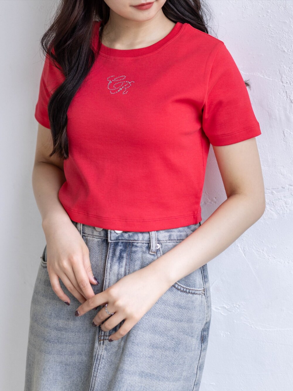 ブルー系のデニムスカート、レッド系のTシャツ/カットソーを着用したレディースの夏コーディネートの6枚目の写真
