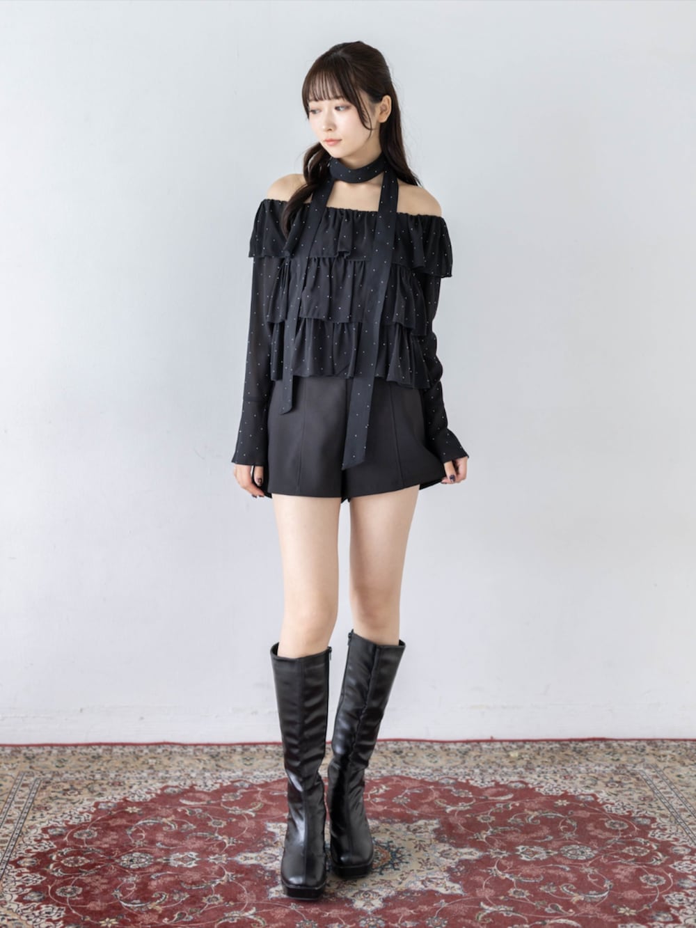ブラック系のその他パンツ、ブラック系のシャツ/ブラウスを着用したレディースの夏コーディネートの3枚目の写真