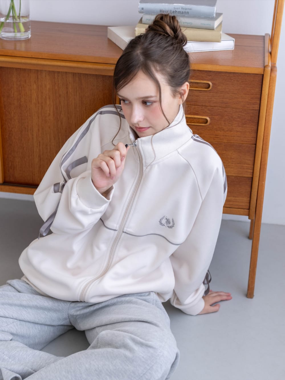 ゴールド系のスニーカー、グレー系のスウェットパンツ、ホワイト系のTシャツ/カットソーを着用したレディースの秋コーディネートの9枚目の写真