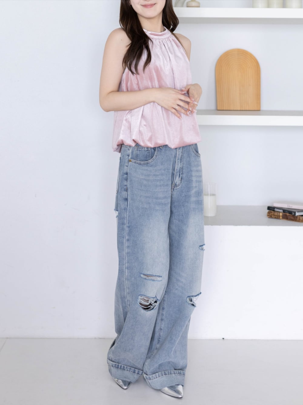 シルバー系のパンプス、ブルー系のデニムパンツ、ピンク系のTシャツ/カットソーを着用したレディースの夏コーディネートの3枚目の写真