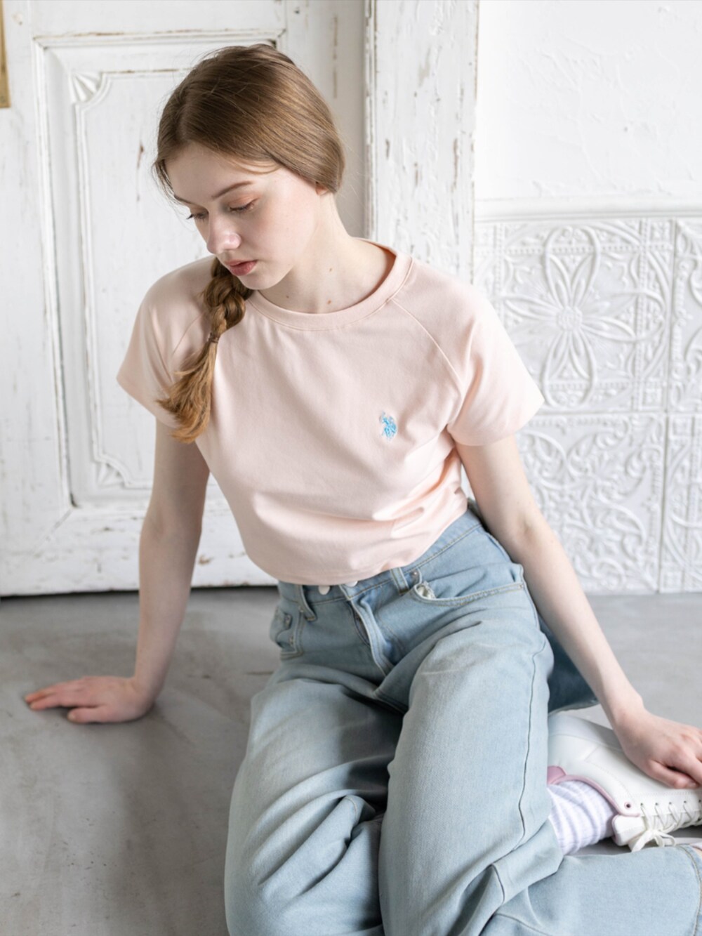 ピンク系のスニーカー、ブルー系のデニムパンツ、ピンク系のTシャツ/カットソーを着用したレディースの夏コーディネートの7枚目の写真