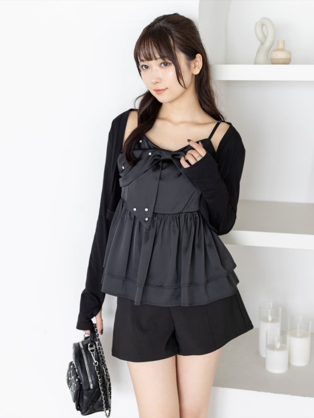 ブラック系のその他パンツ、ブラック系のバックパック/リュック、ブラック系のキャミソールを着用したレディースの夏コーディネートの6枚目の写真
