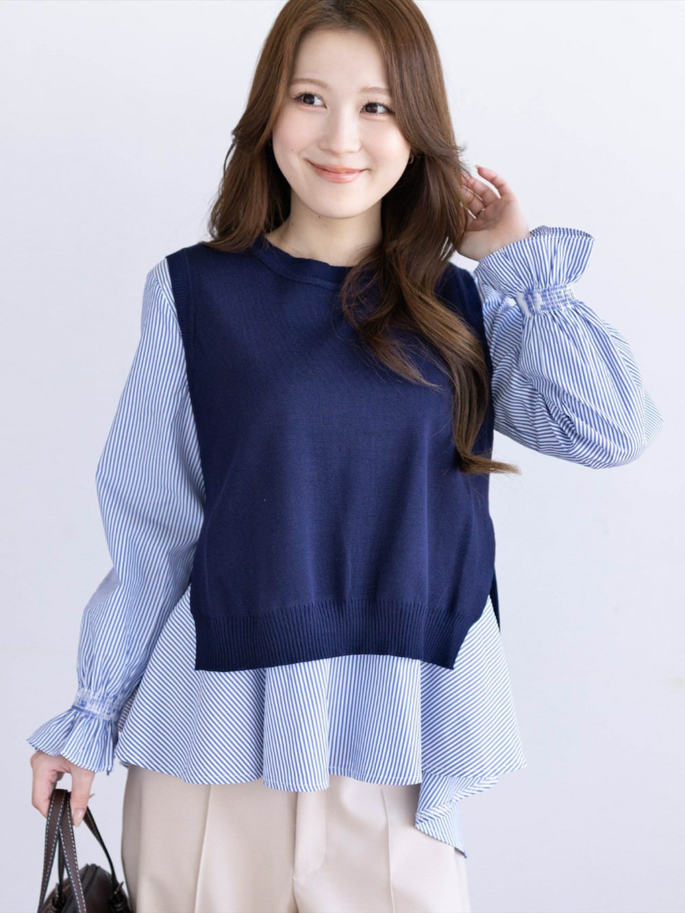 ブルー系のシャツ/ブラウス、ベージュ系のその他パンツを着用したレディースの冬コーディネートの4枚目の写真