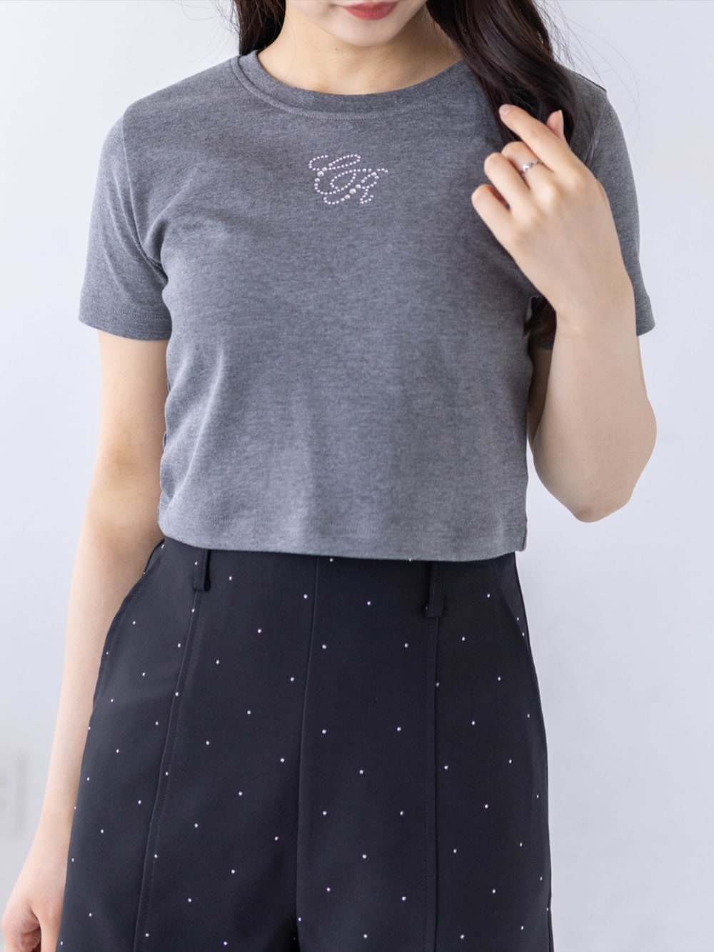 ブラック系のブーツ、ブラック系のその他パンツ、グレー系のTシャツ/カットソーを着用したレディースの春コーディネートの5枚目の写真