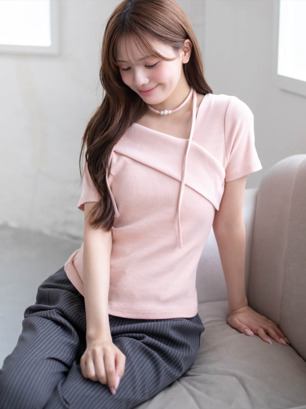 シルバー系のパンプス、グレー系のスラックス、ピンク系のTシャツ/カットソーを着用したレディースの春コーディネートの4枚目の写真
