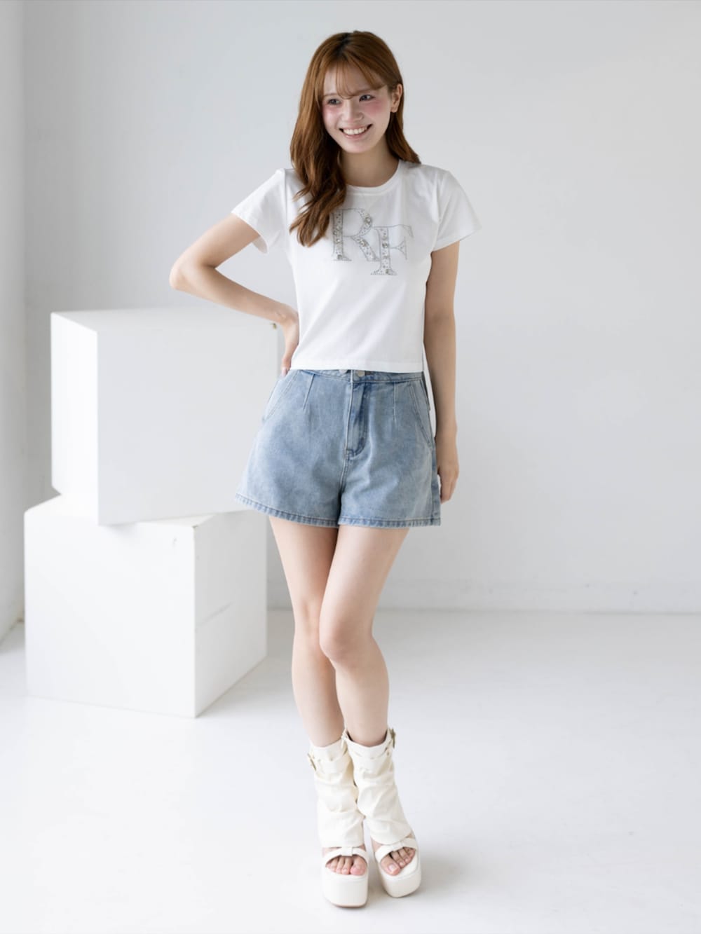 ホワイト系のTシャツ/カットソー、ホワイト系のサンダル、ブルー系のデニムパンツを着用したレディースの夏コーディネートの3枚目の写真