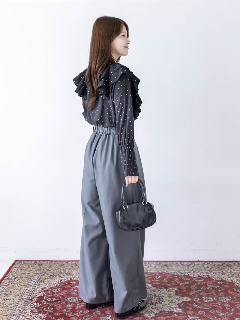 ブラック系のパンプス、グレー系のその他パンツ、ブラック系のシャツ/ブラウスを着用したレディースの夏コーディネートの2枚目の写真