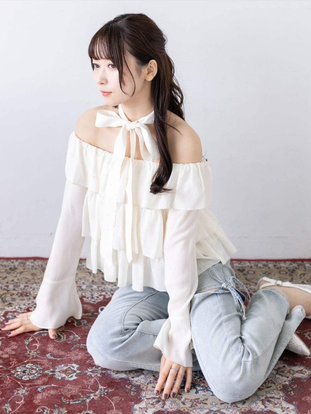 ホワイト系のパンプス、ブルー系のデニムパンツ、ホワイト系のシャツ/ブラウスを着用したレディースの夏コーディネートの9枚目の写真
