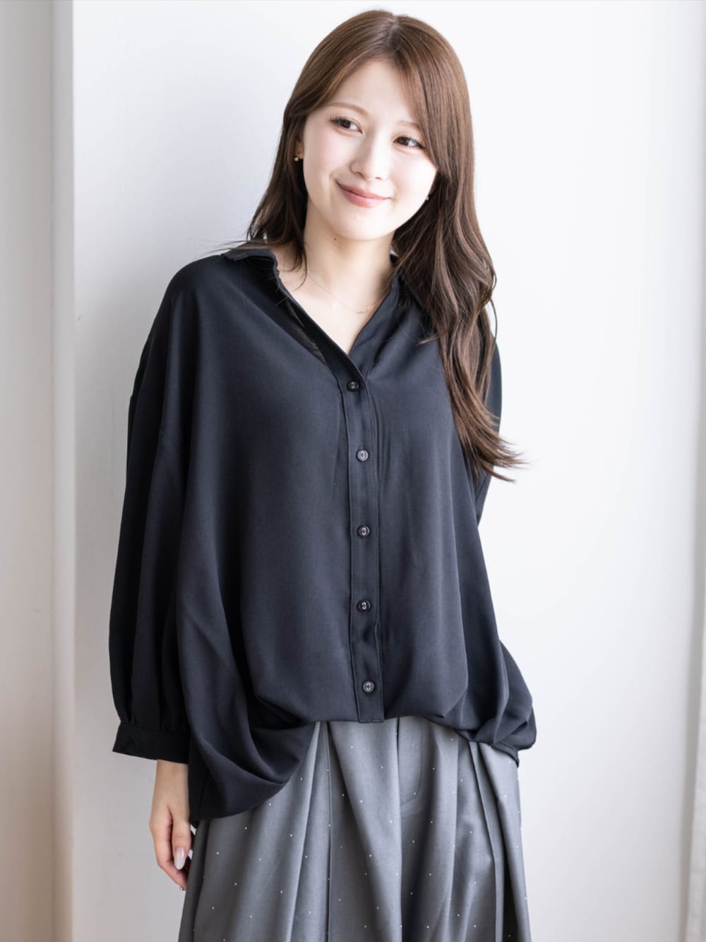 ブラック系のパンプス、グレー系のその他パンツ、ブラック系のシャツ/ブラウスを着用したレディースの夏コーディネートの4枚目の写真