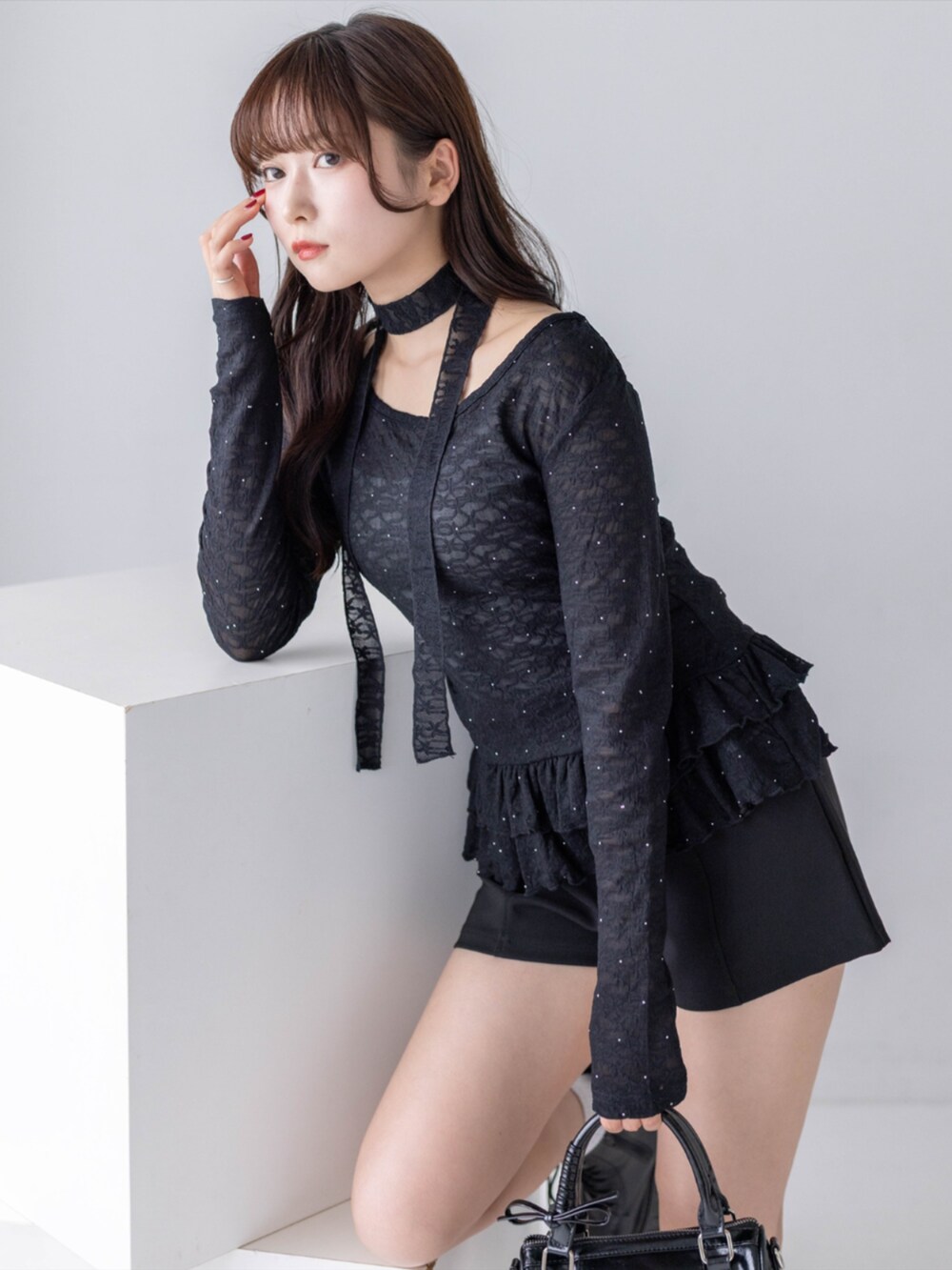 ブラック系のブーツ、ブラック系のその他パンツ、ブラック系のハンドバッグを着用したレディースの春コーディネートの5枚目の写真