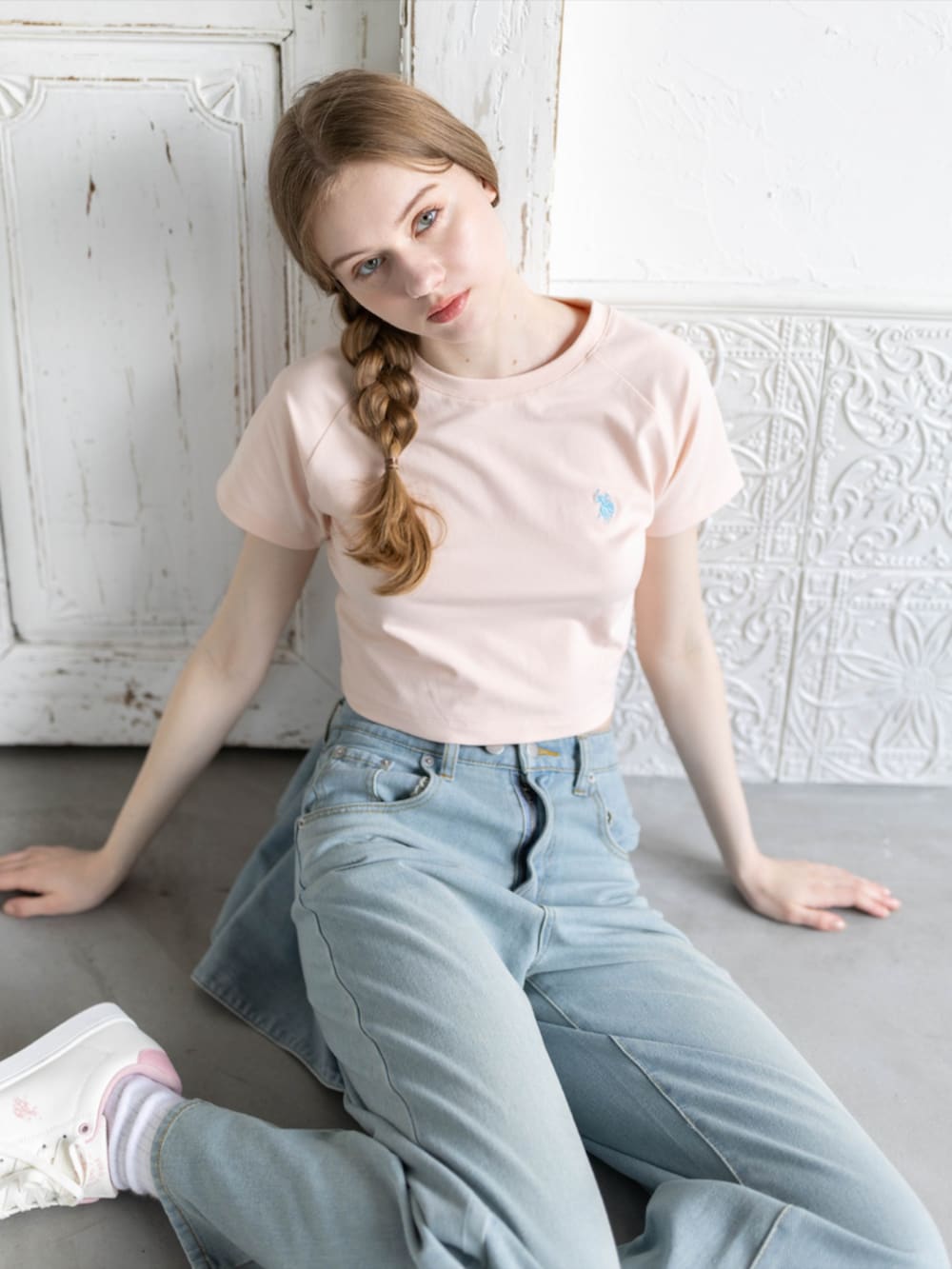 ピンク系のスニーカー、ブルー系のデニムパンツ、ピンク系のTシャツ/カットソーを着用したレディースの夏コーディネートの8枚目の写真
