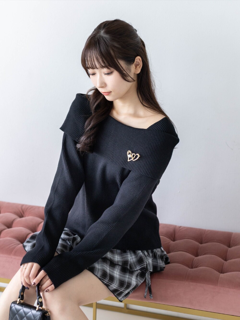 ブラック系のスカート、ブラック系のパンプス、ブラック系のニット/セーターを着用したレディースの秋コーディネートの7枚目の写真