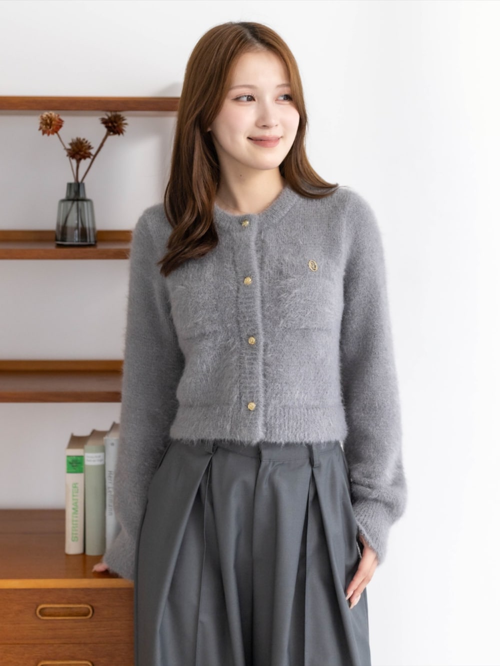 ブラック系のブーツ、グレー系のその他パンツ、グレー系のニット/セーターを着用したレディースの秋コーディネートの5枚目の写真
