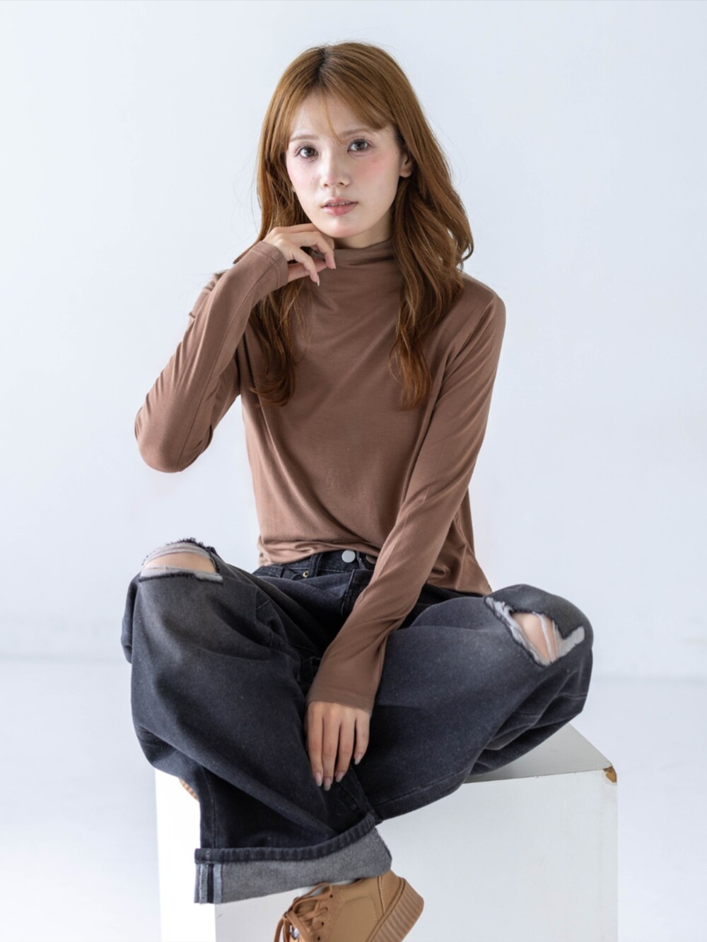 ブラック系のデニムパンツ、ブラウン系のTシャツ/カットソー、イエロー系のスニーカーを着用したレディースの夏コーディネートの5枚目の写真