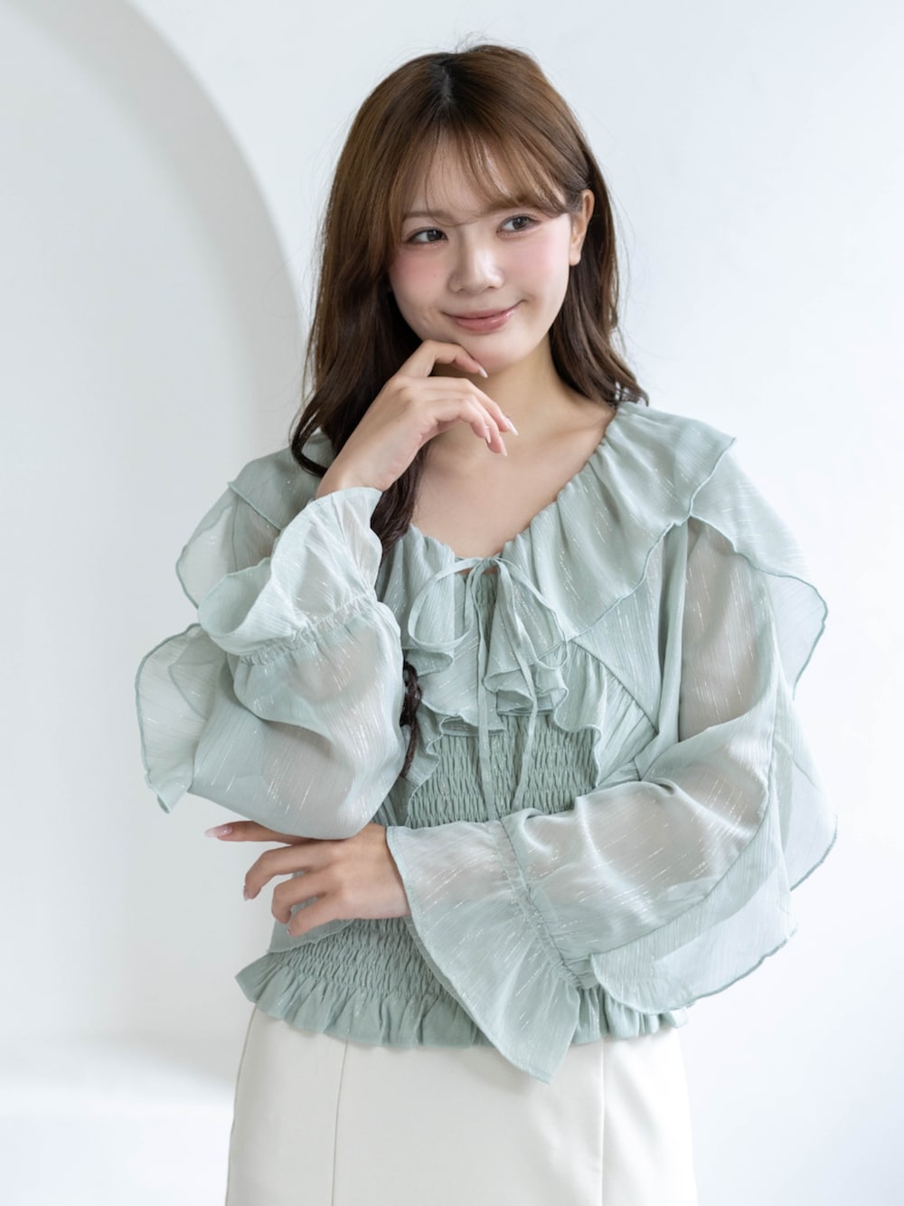 ホワイト系のスカート、ホワイト系のパンプス、グリーン系のシャツ/ブラウスを着用したレディースの春コーディネートの5枚目の写真