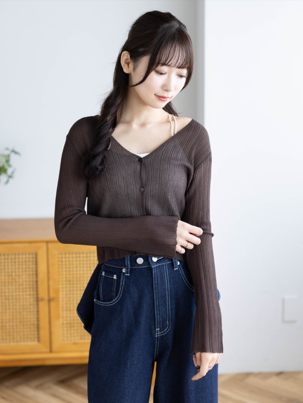 レッド系のパンプス、ブラウン系のカーディガン/ボレロ、ブルー系のデニムパンツを着用したレディースの夏コーディネートの3枚目の写真