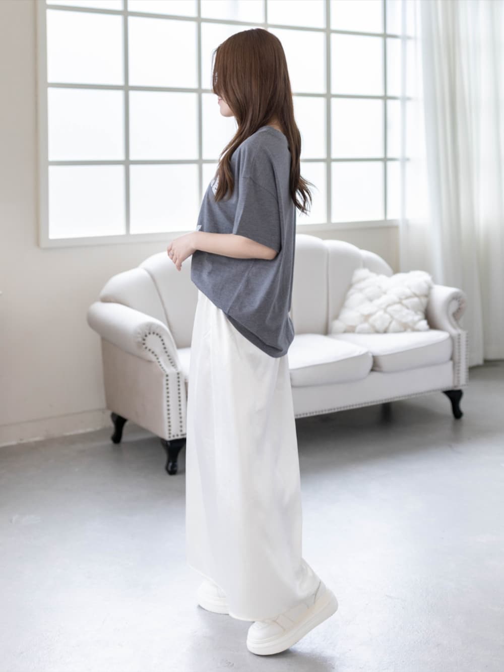 グレー系のTシャツ/カットソー、ホワイト系のスカートを着用したレディースの春コーディネートの3枚目の写真