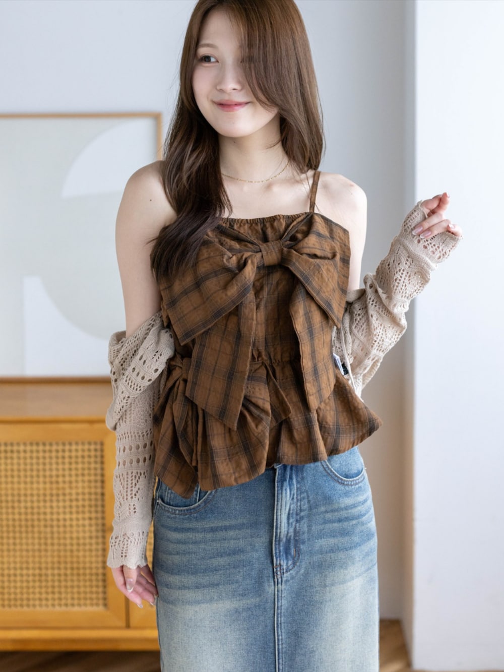 レッド系のパンプス、ブラウン系のニット/セーター、ブルー系のデニムスカートを着用したレディースの夏コーディネートの5枚目の写真