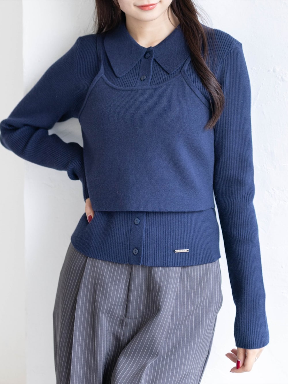 シルバー系のパンプス、グレー系のスラックス、ブルー系のニット/セーターを着用したレディースの秋コーディネートの8枚目の写真