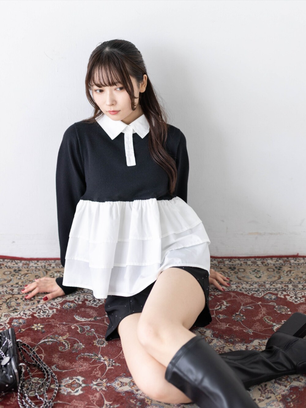ブラック系のその他パンツ、ブラック系のブーツ、ブラック系のニット/セーターを着用したレディースの秋コーディネートの9枚目の写真