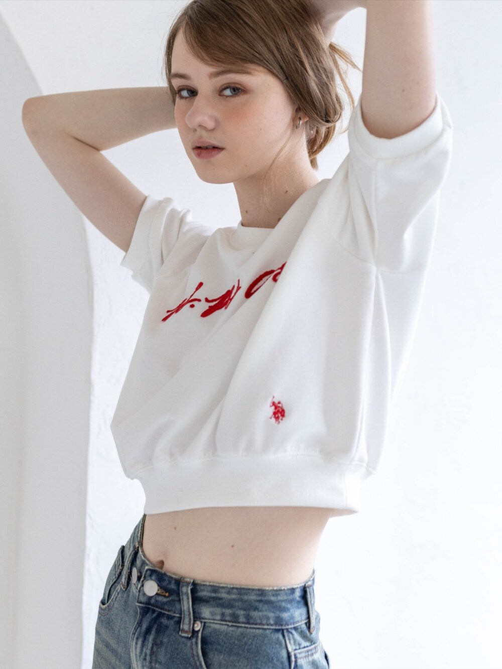 ブラック系のブーツ、ホワイト系のTシャツ/カットソー、ブルー系のデニムスカートを着用したレディースの夏コーディネートの8枚目の写真