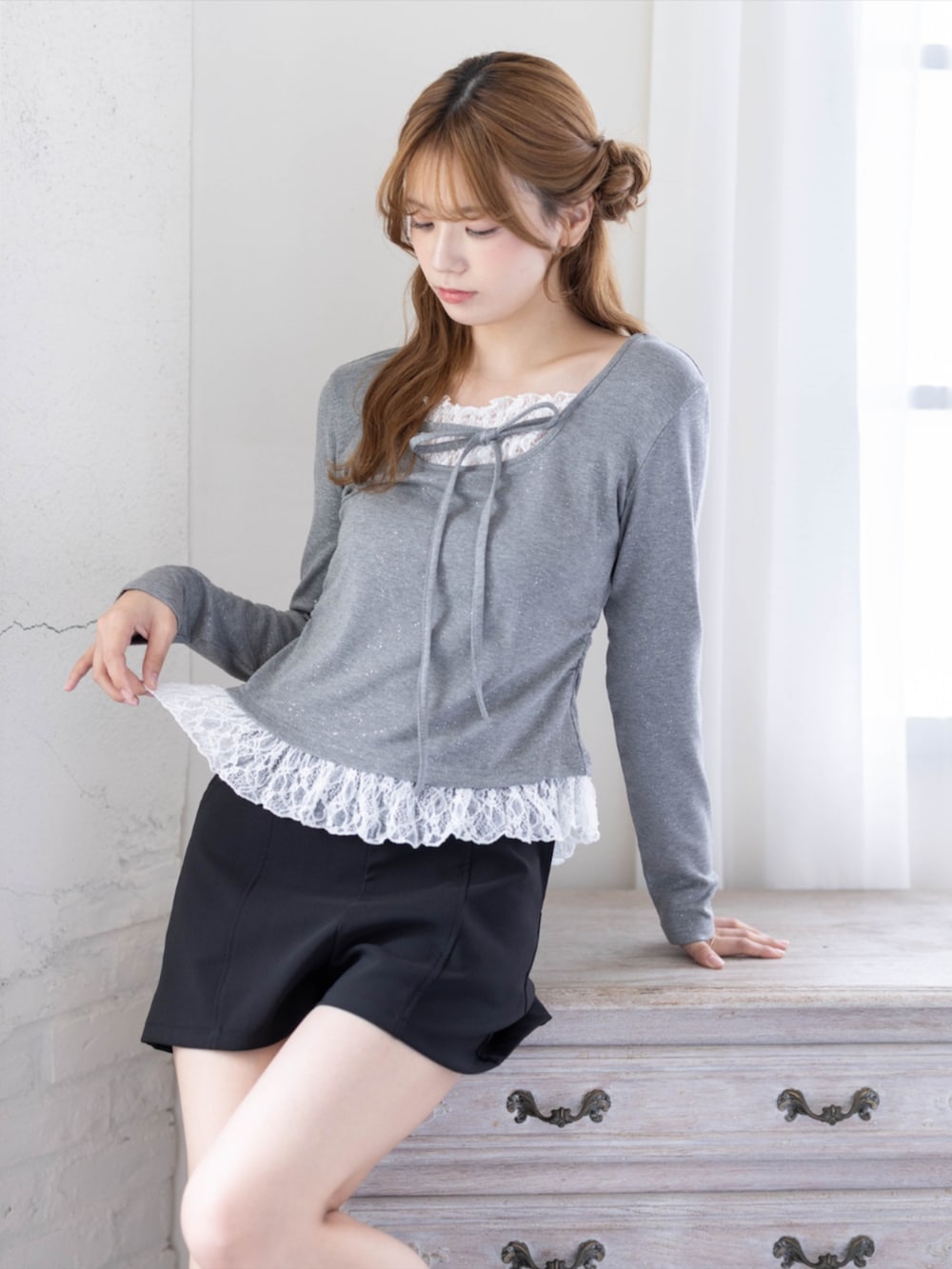 ブラック系のその他パンツ、ブラック系のブーツ、グレー系のTシャツ/カットソーを着用したレディースの秋コーディネートの5枚目の写真