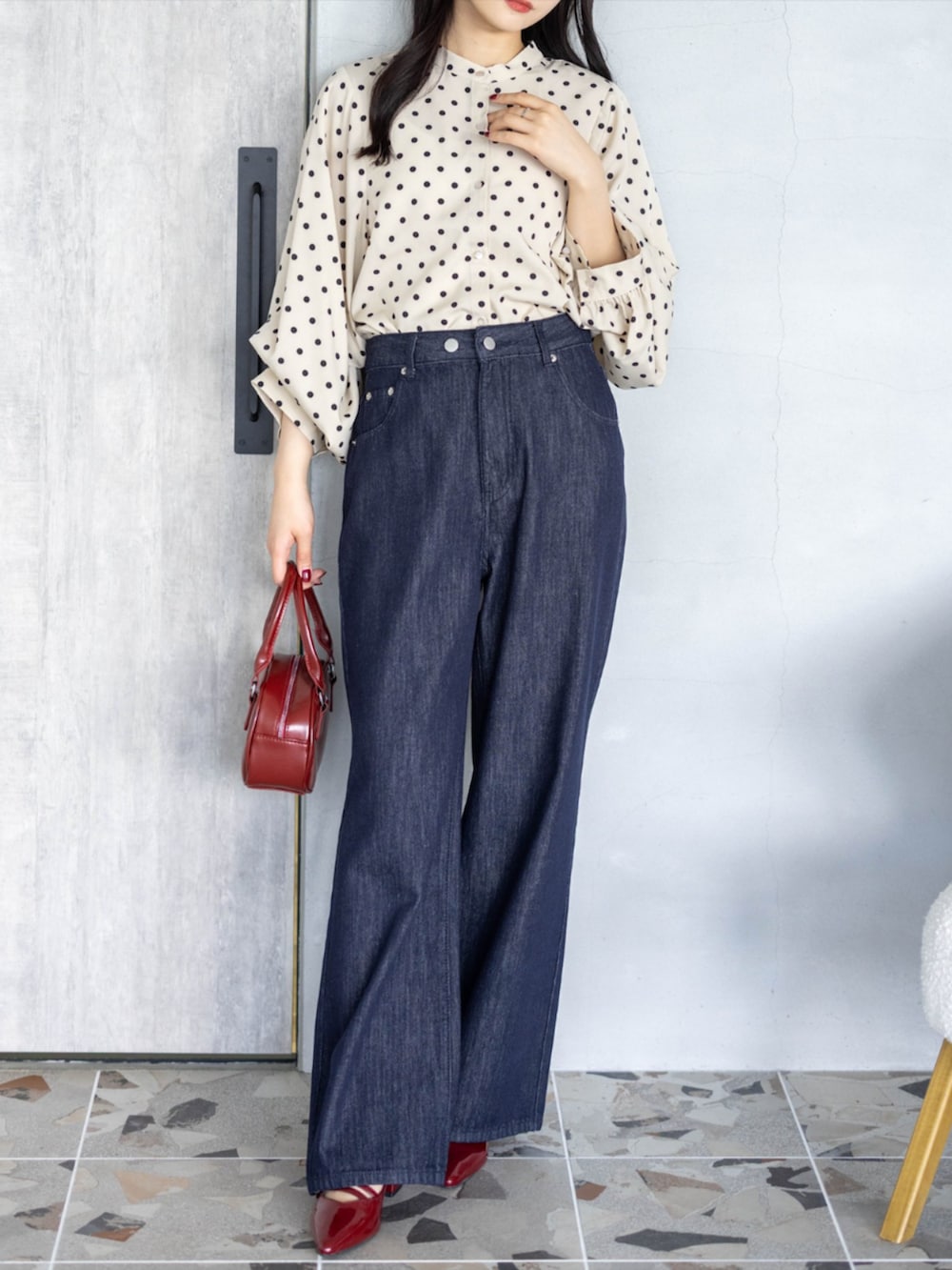 レッド系のパンプス、ブルー系のその他パンツ、ホワイト系のシャツ/ブラウスを着用したレディースの夏コーディネートの2枚目の写真