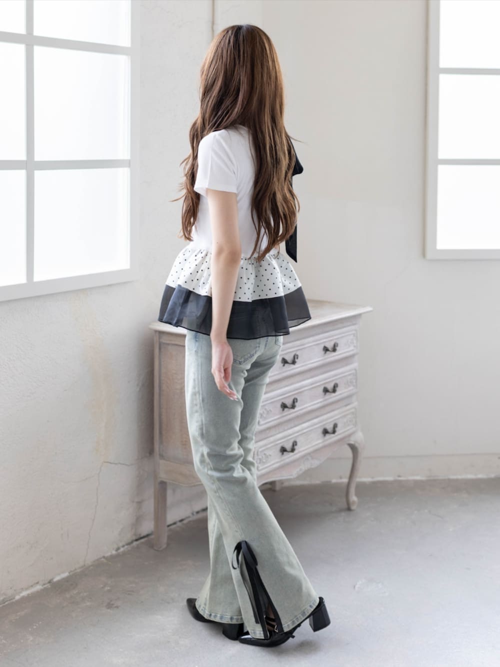 ブラック系のパンプス、ブルー系のデニムパンツ、ホワイト系のTシャツ/カットソーを着用したレディースの夏コーディネートの2枚目の写真