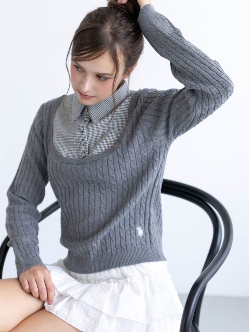 レッド系のパンプス、ホワイト系のスカート、グレー系のニット/セーターを着用したレディースの秋コーディネートの6枚目の写真