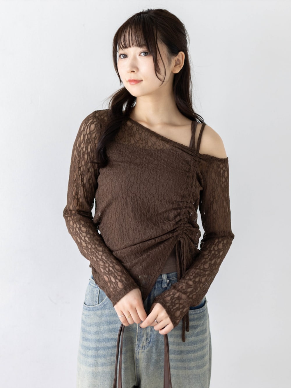 ブラック系のパンプス、ブラウン系のショルダーバッグ、ブラウン系のアンサンブルを着用したレディースの夏コーディネートの9枚目の写真