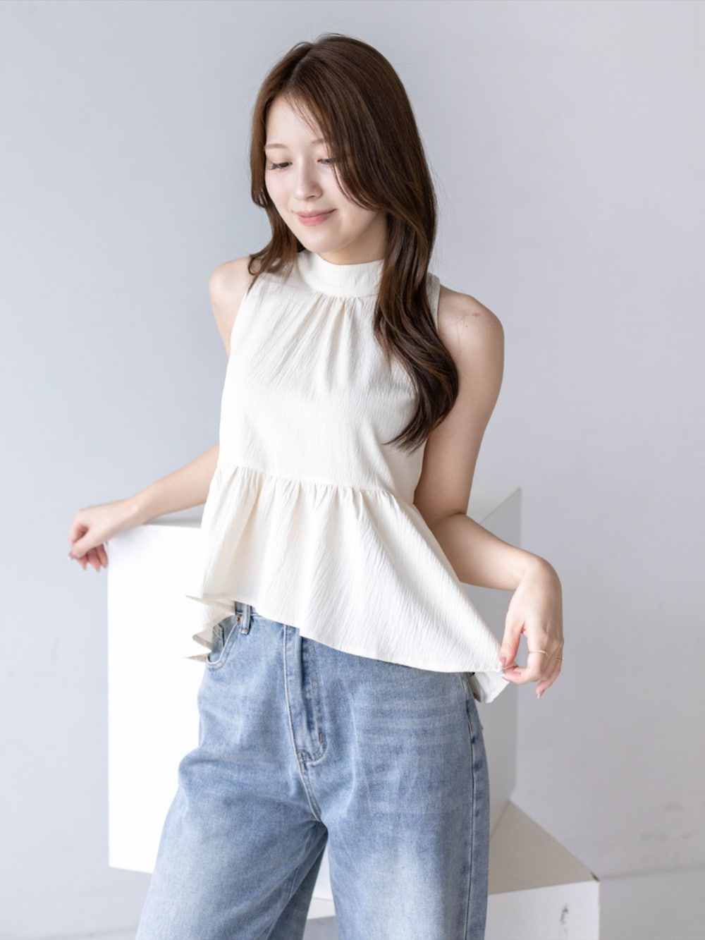 ホワイト系のパンプス、ブルー系のデニムパンツ、ホワイト系のシャツ/ブラウスを着用したレディースの夏コーディネートの4枚目の写真