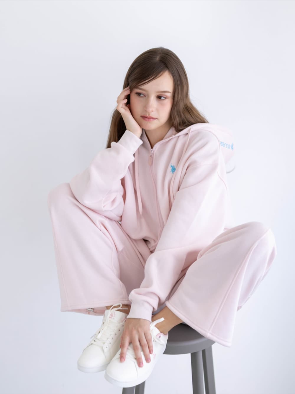 ピンク系のスニーカー、ピンク系のスウェットパンツ、ピンク系のパーカーを着用したレディースの秋コーディネートの7枚目の写真