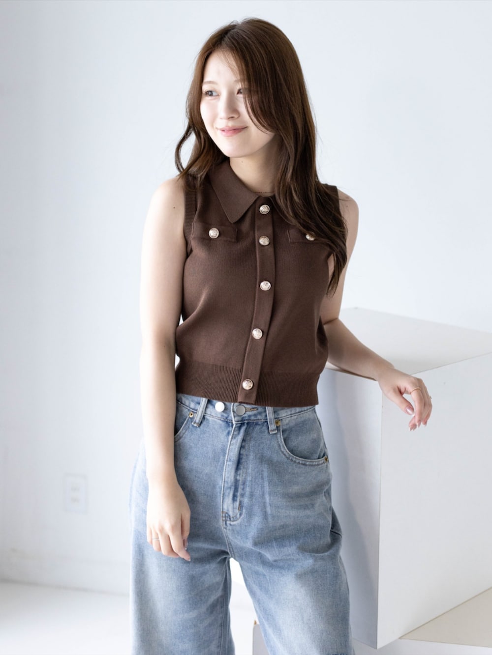 レッド系のパンプス、ブルー系のデニムパンツ、ブラウン系のニット/セーターを着用したレディースの夏コーディネートの3枚目の写真