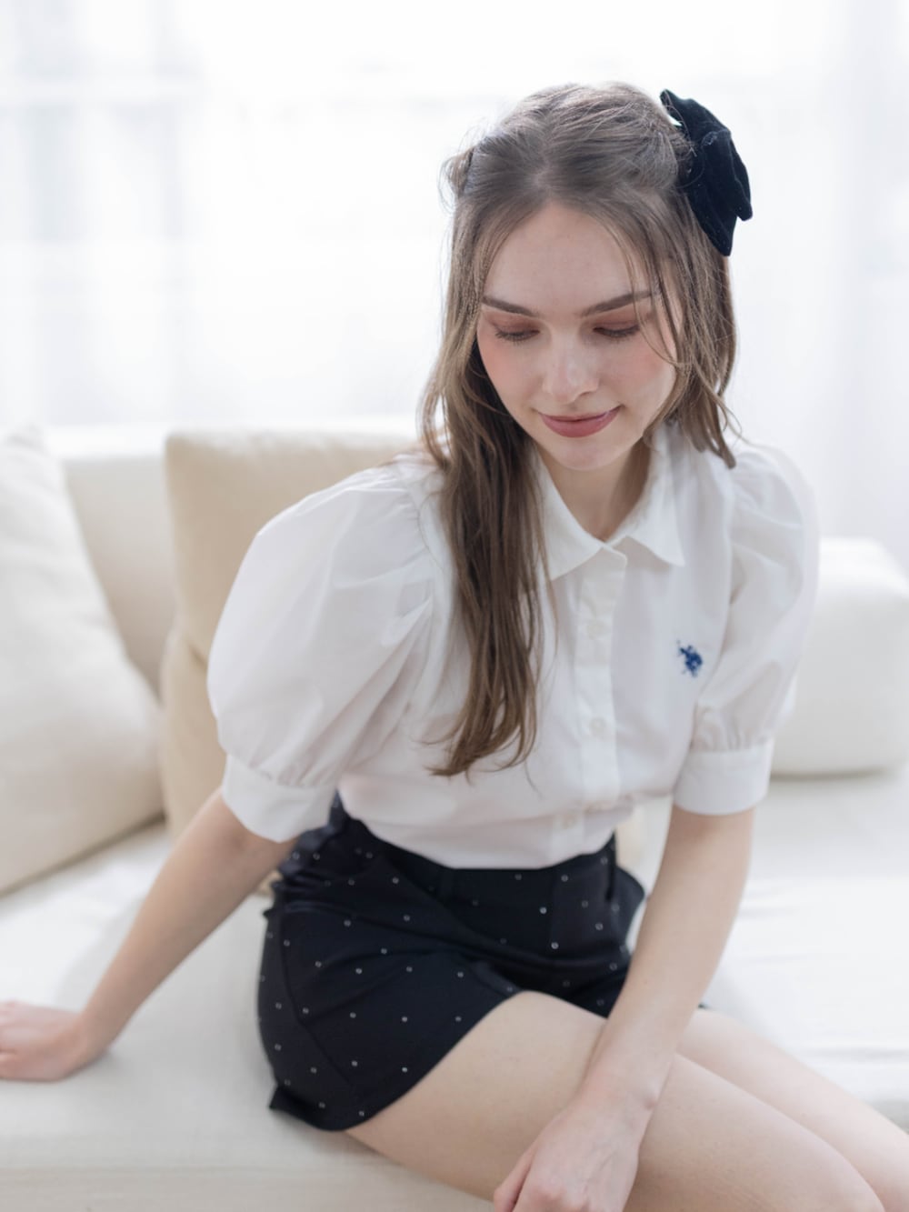 ホワイト系のシャツ/ブラウスを着用したレディースの春コーディネートの4枚目の写真