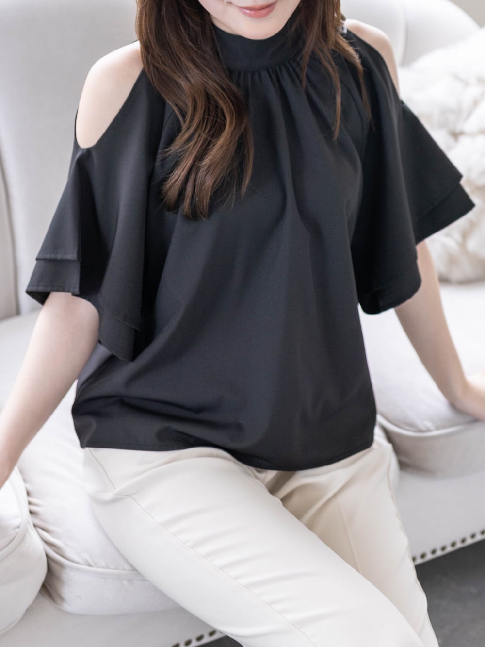 ホワイト系のその他パンツ、ブラック系のハンドバッグ、ブラック系のパンプスを着用したレディースの春コーディネートの6枚目の写真