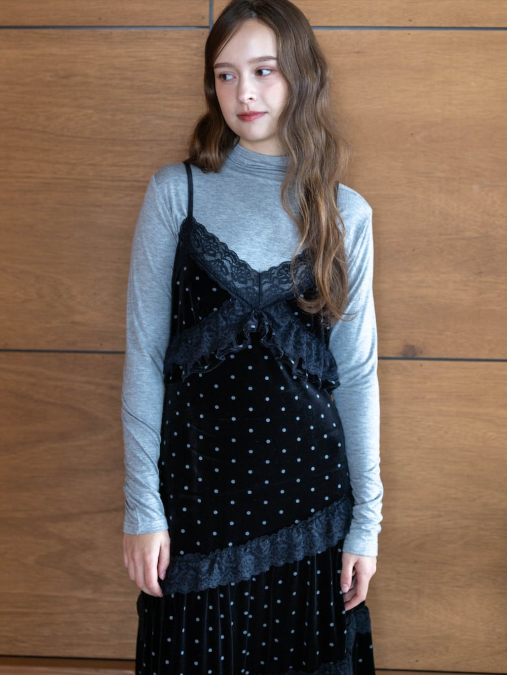 ブラック系のブーツ、グレー系のTシャツ/カットソー、ブラック系のワンピースを着用したレディースの秋コーディネートの7枚目の写真